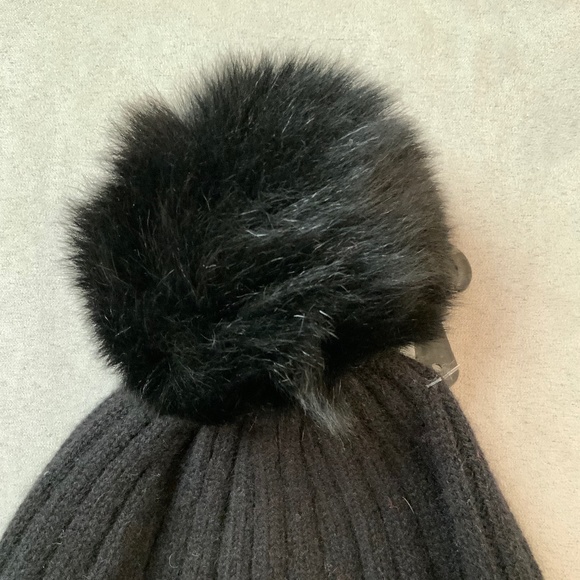 Amicale 100 % Cashmere Genuine Shearling Pompom Beanie Hat in Black Color OS NWT - Picture 3 of 8